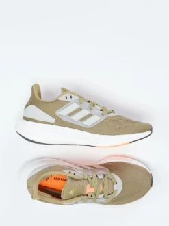 Adidas – Laufschuh aus Textilmesh olivgrün