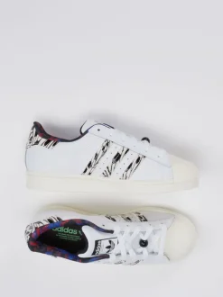 Adidas – Sneaker aus Synthetik in Weiß mit Grafikprint