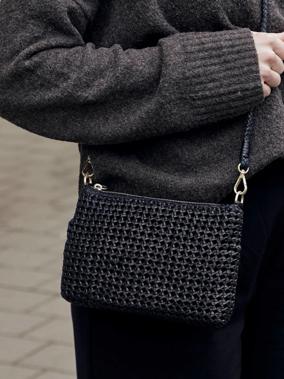Allan K – Mini-Schultertasche aus Flechtleder schwarz