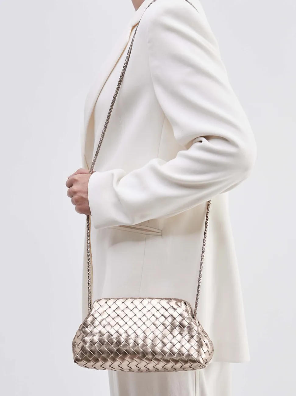 Allan K – Schultertasche aus Flechtleder champagnergold