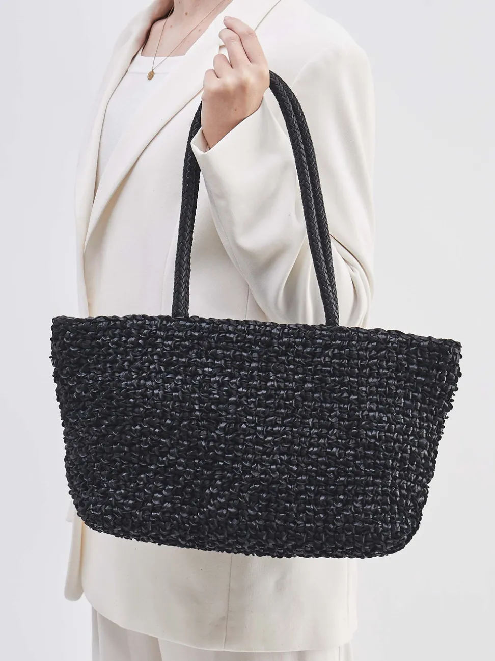 Allan K – Shopper aus Flechtleder in Schwarz