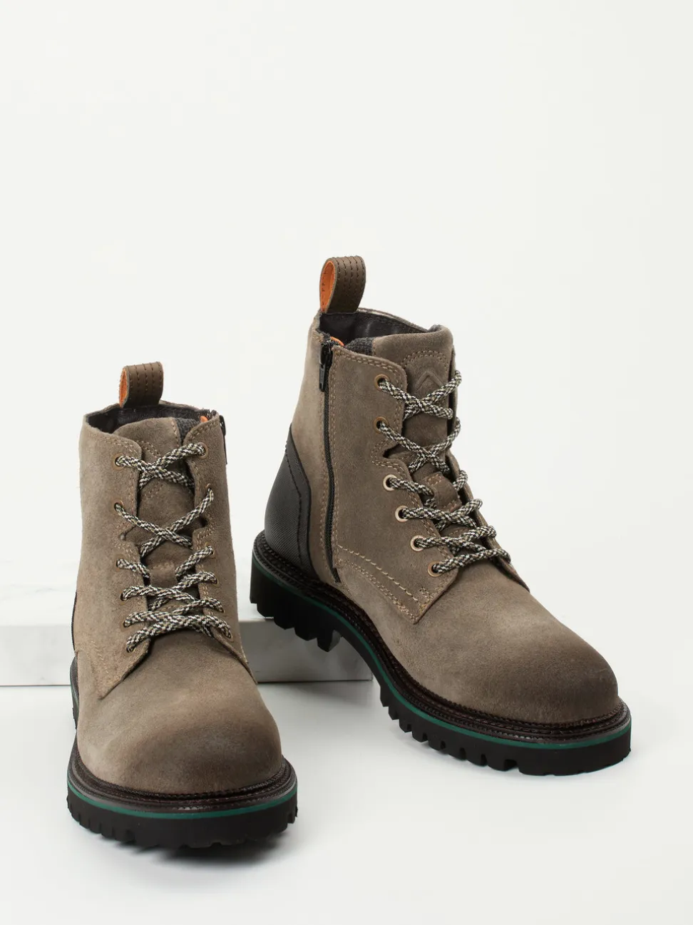 Ambitious – Schnürboots aus Veloursleder in Taupe
