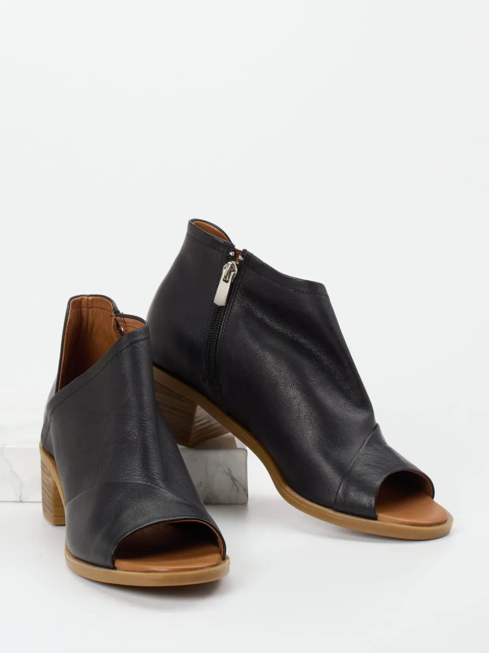 Andrea Conti – Peep-Toe-Stiefelette aus Kalbleder schwarz