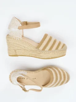 Andrea Puccini – Keilsandaletten aus Textil in Beige