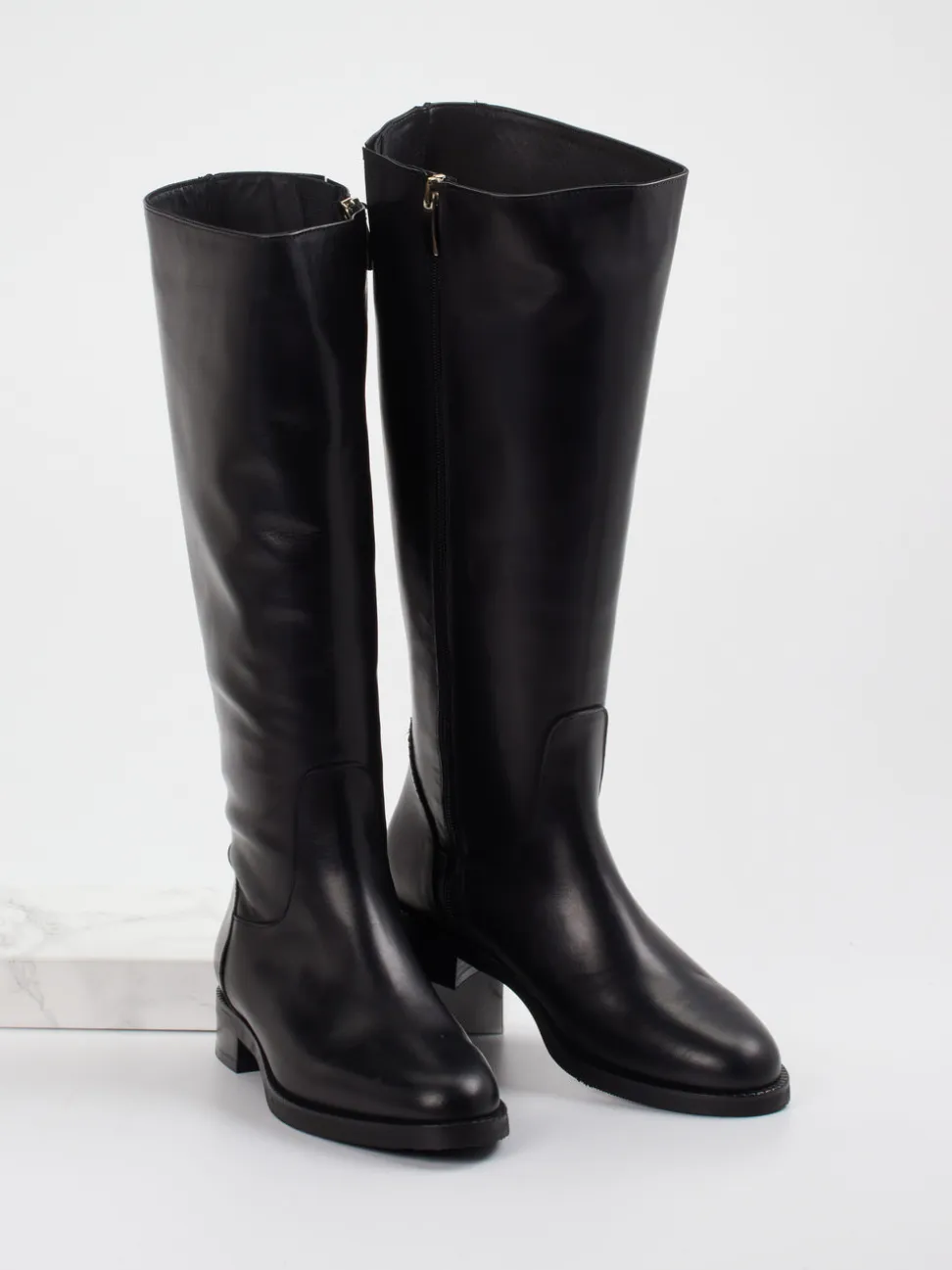 Andrea Puccini – Kniehohe Stiefel aus Kalbleder schwarz
