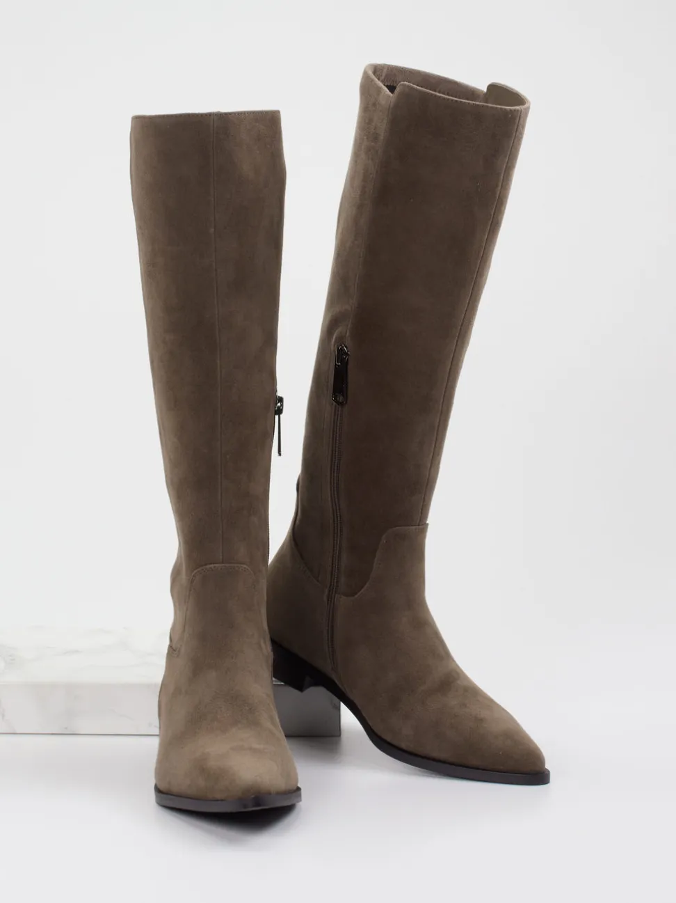 Andrea Puccini – Kniehohe Stiefel aus Veloursleder grau
