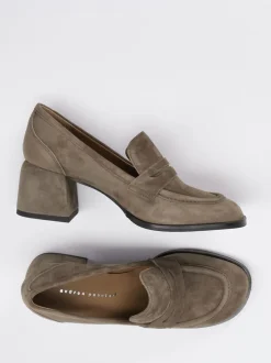 Andrea Puccini – Loafer aus Veloursleder in Taupe
