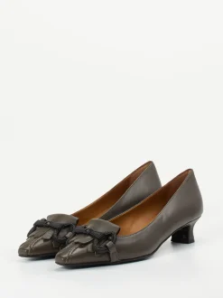 Andrea Puccini – Pumps aus Lammleder in Schlammgrau