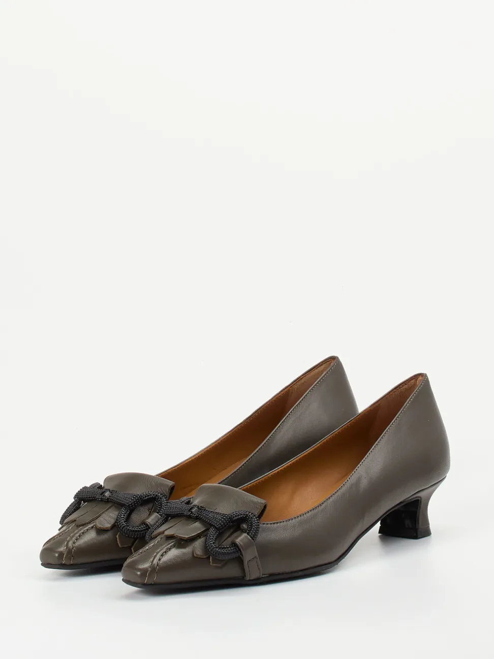Andrea Puccini – Pumps aus Lammleder in Schlammgrau