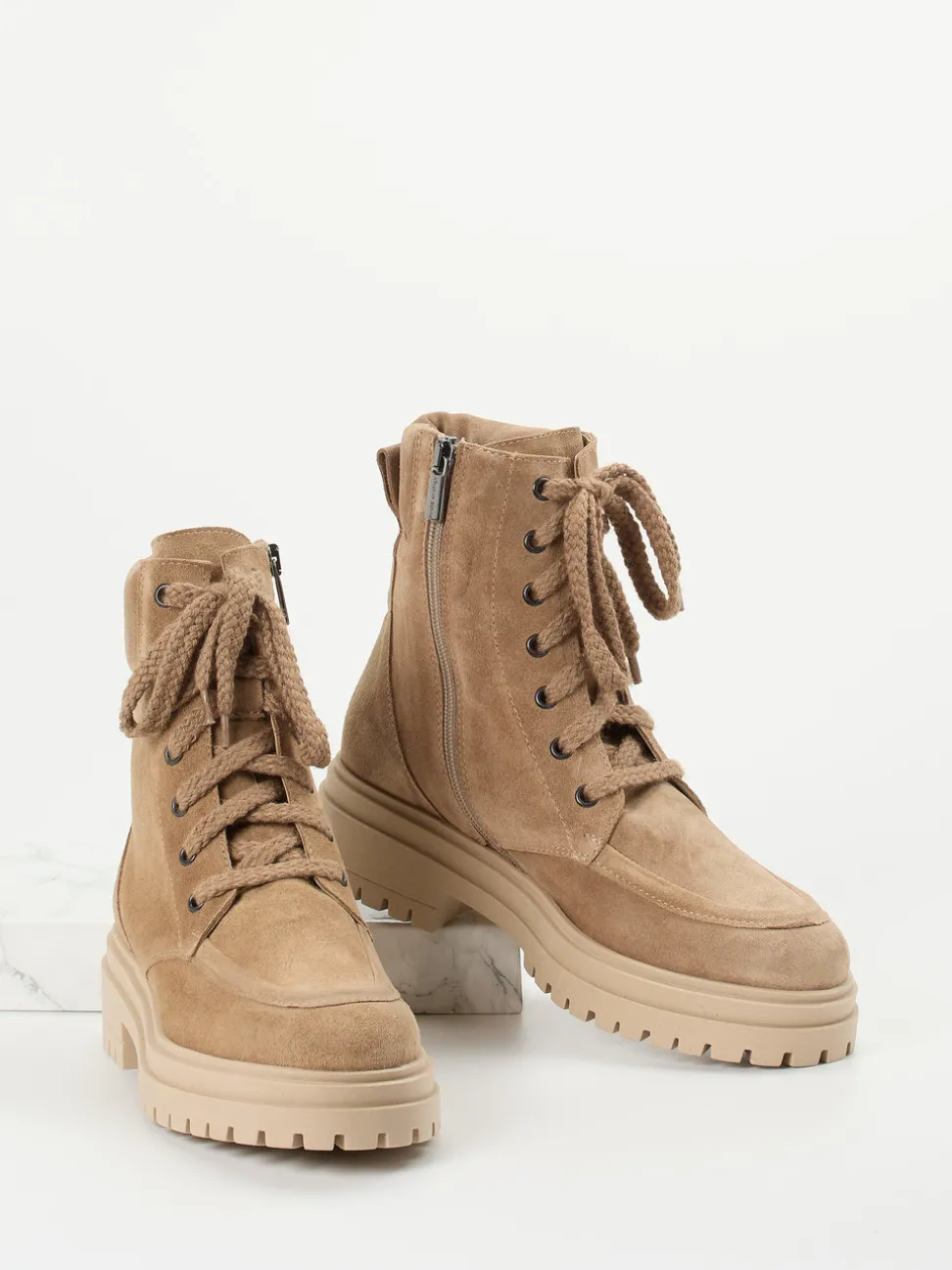 Andrea Puccini – Schnürboots aus Veloursleder in Sandbeige