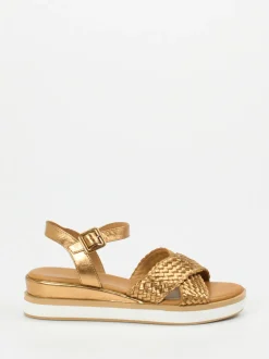 Andrea Sabatini – Plateau-Sandalen aus Flechtleder goldfarben