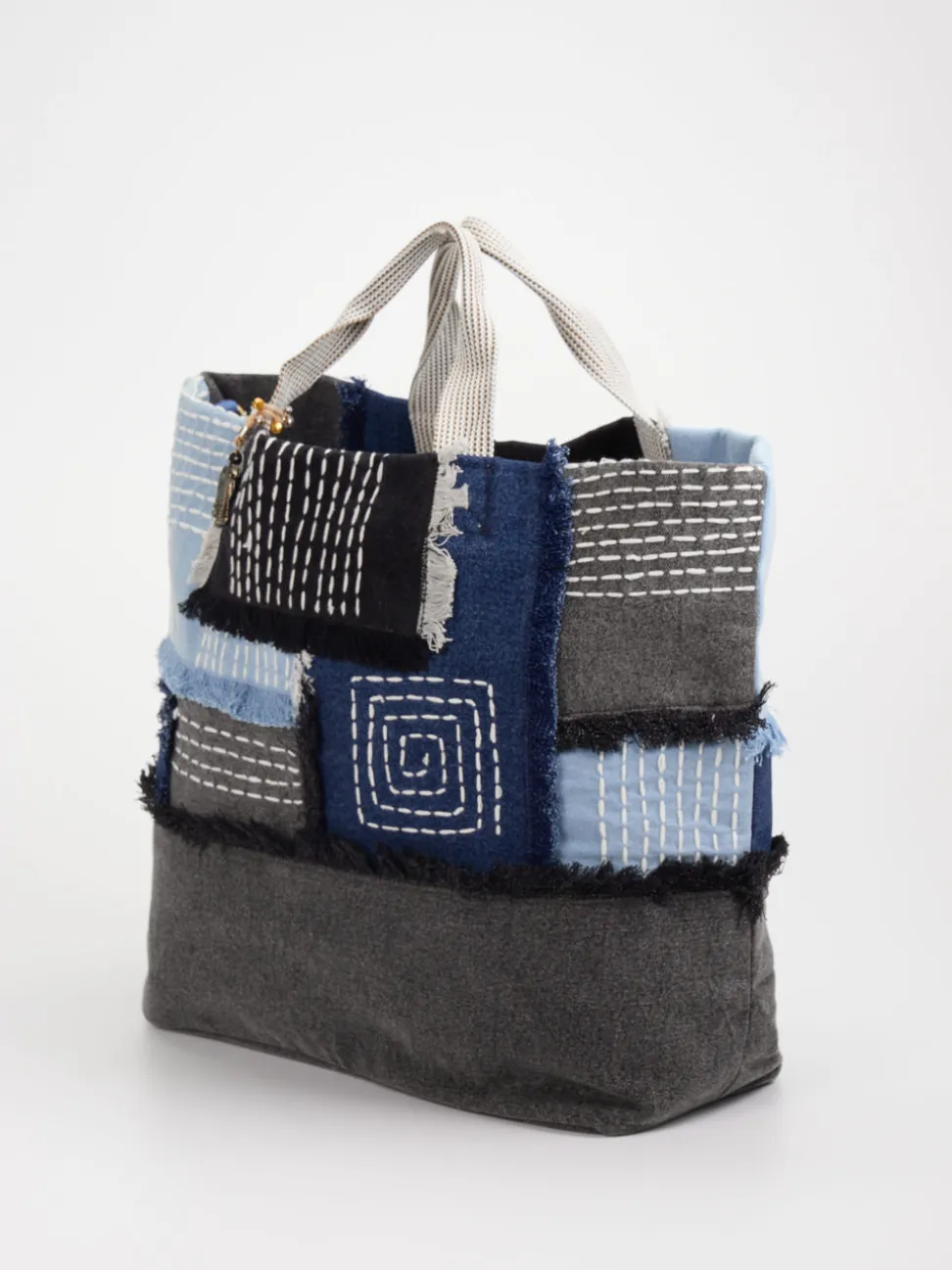 ANOKHI – Shopper aus Textil im Patchwork-Design