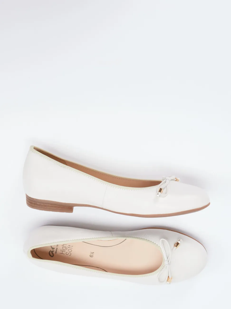 Ara – Ballerinas aus Hirschleder in Cremeweiß