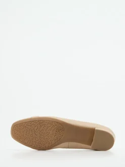 Ara – Pumps aus Kalbleder mit Zierkette beige