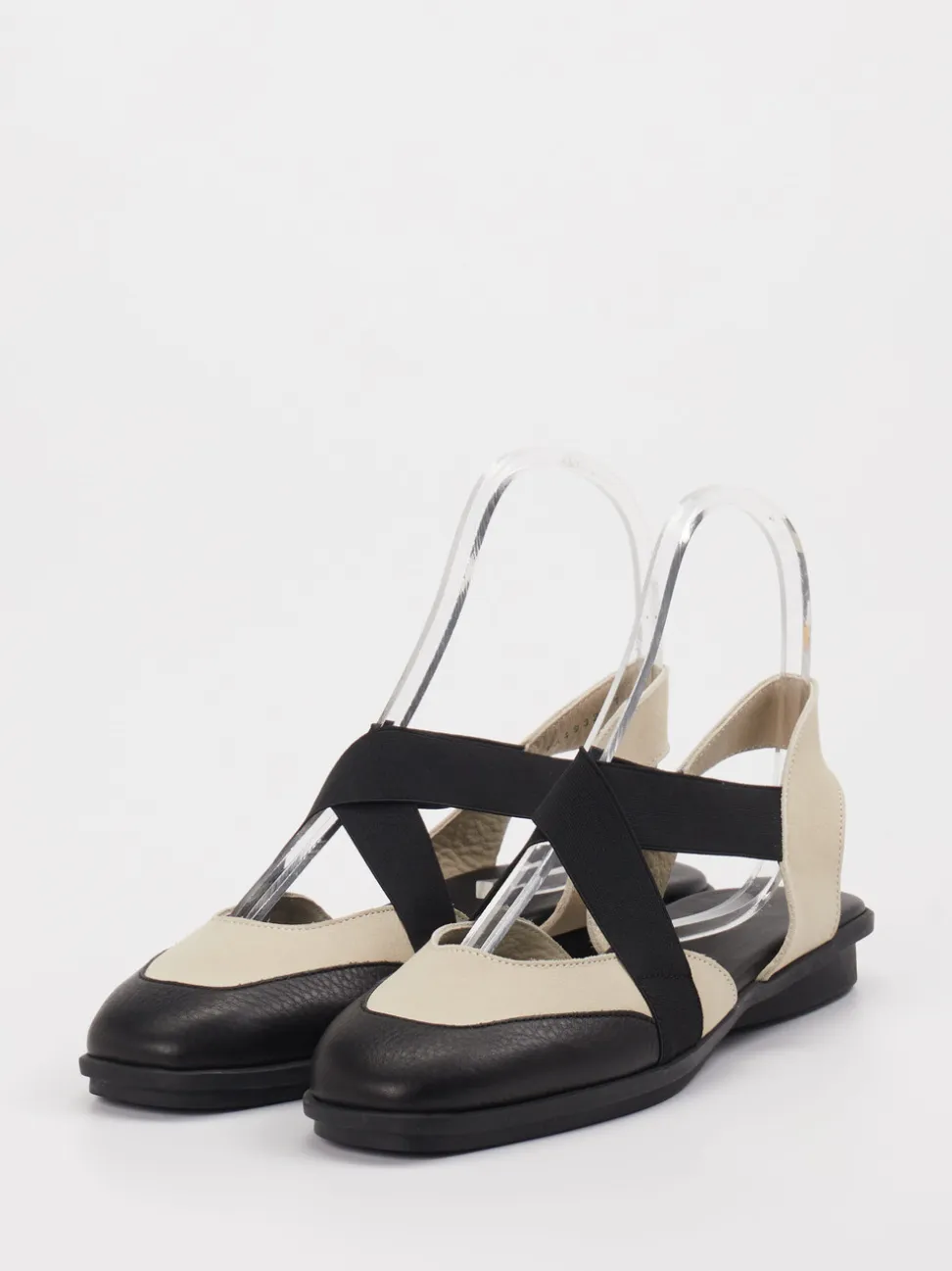 Arche – Geschlossene Zehensandalen aus Leder Beige