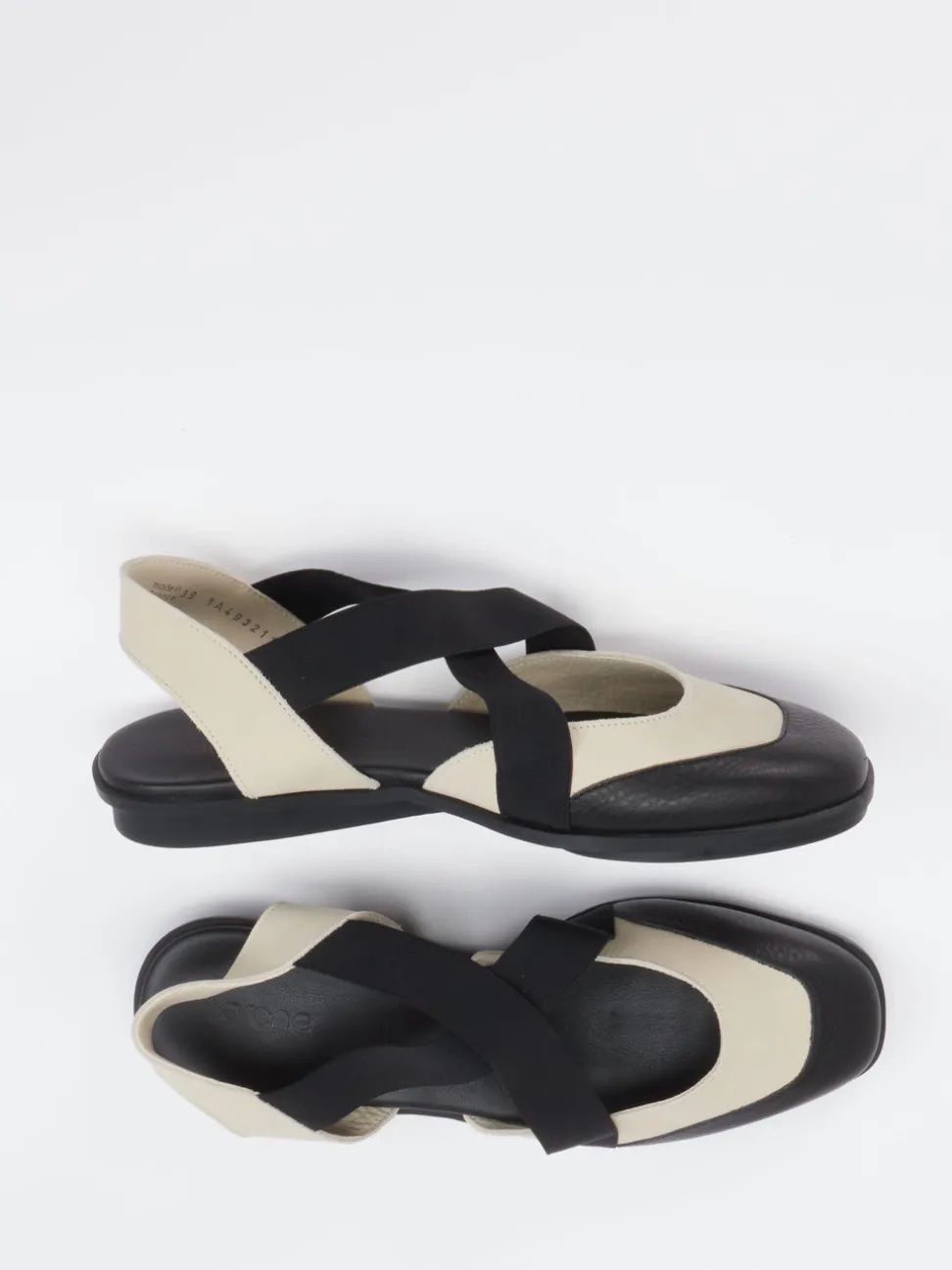Arche – Geschlossene Zehensandalen aus Leder Beige