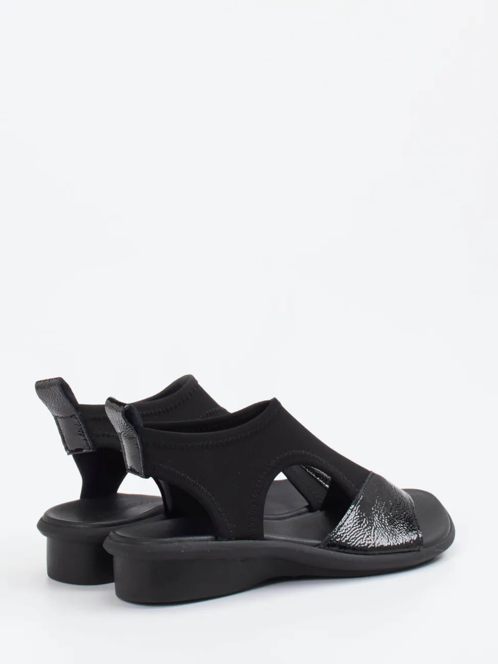 Arche – Komfortsandalen aus Stretch mit Lackdetail