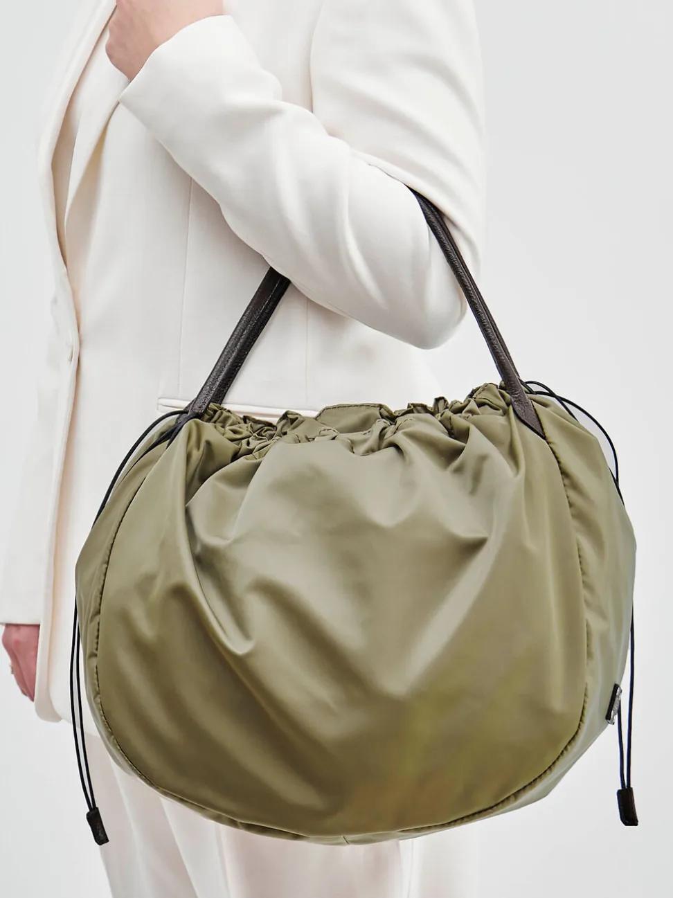 AU 79 – Shopper Bag aus Nylon und Kalbleder olivgrün
