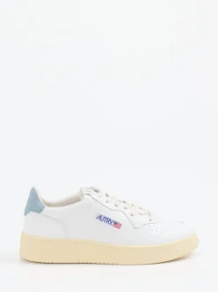 Autry – Sneaker aus Leder in Weiß mit Farbakzent