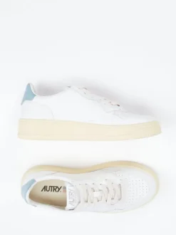 Autry – Sneaker aus Leder in Weiß mit Farbakzent