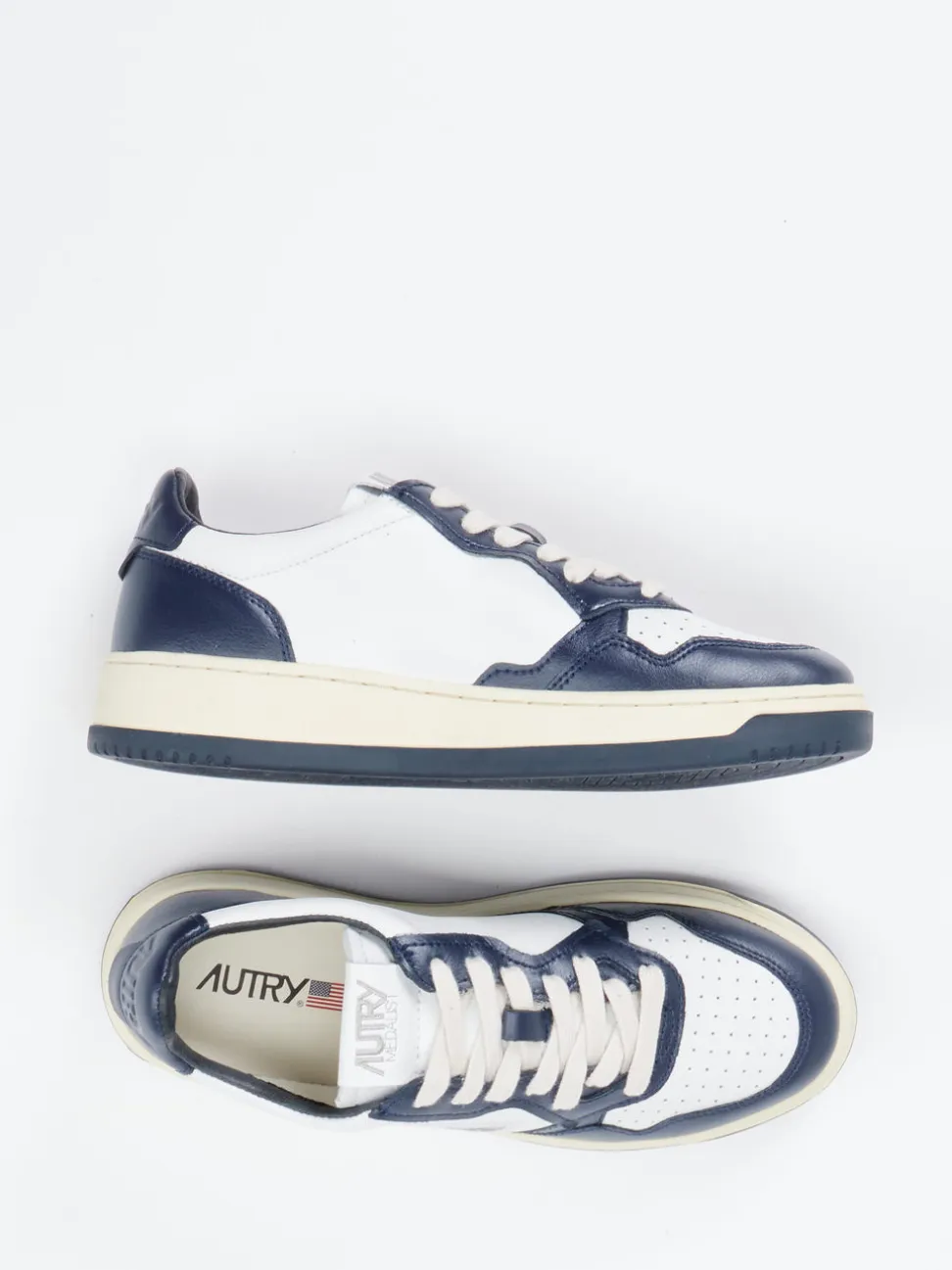 Autry – Sneaker aus Leder in Weiß und Navy