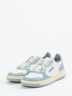 Autry – Sneaker aus Leder in Hellblau-Weiß-Creme