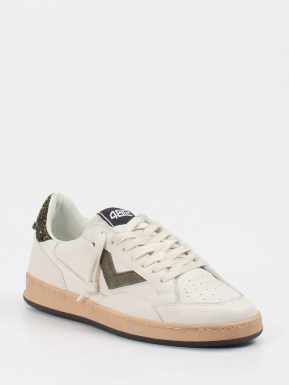4B12 – Sneaker aus Hirschleder mit Glitzerferse