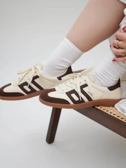 Back 70 – Retro-Sneaker aus Velour/Leder cremefarben