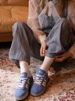 Back 70 – Sneaker aus Veloursleder in Jeansblau