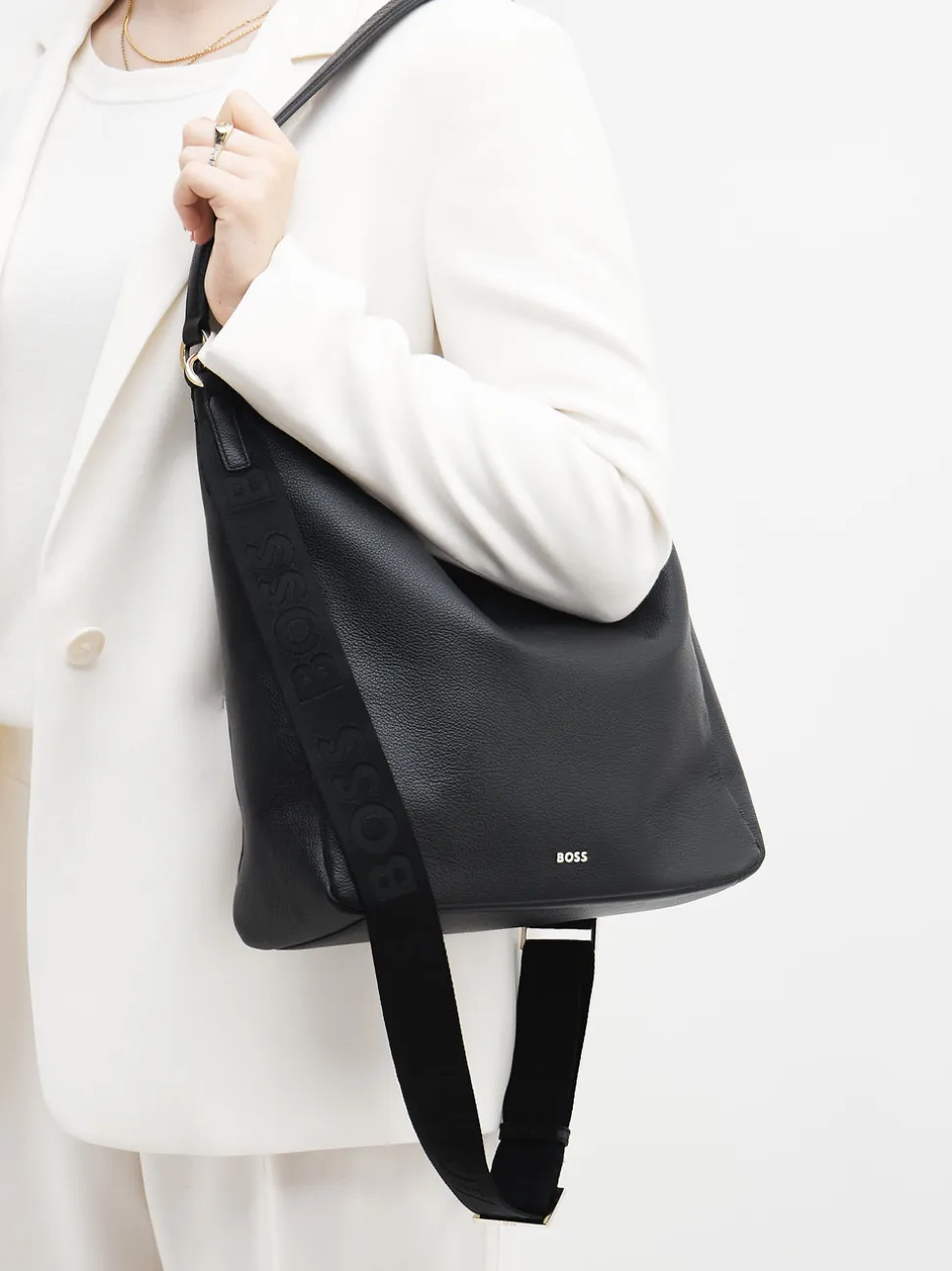 Boss – Hobo Bag aus Kalbleder in Schwarz
