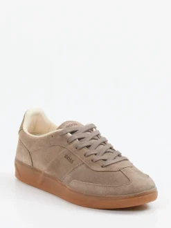 Boss – Sneaker aus Veloursleder in Taupe