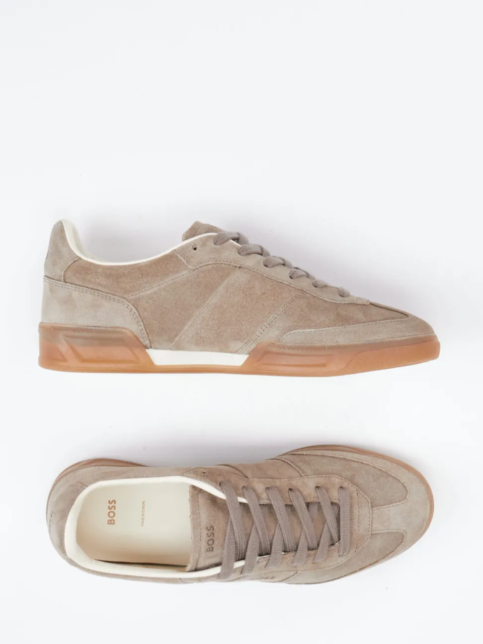 Boss – Sneaker aus Veloursleder in Taupe