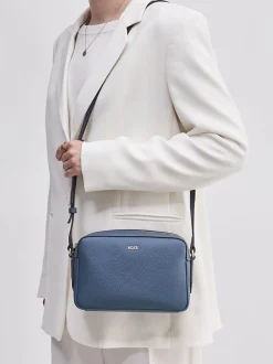 Boss – Umhängetasche aus Leder in Jeansblau