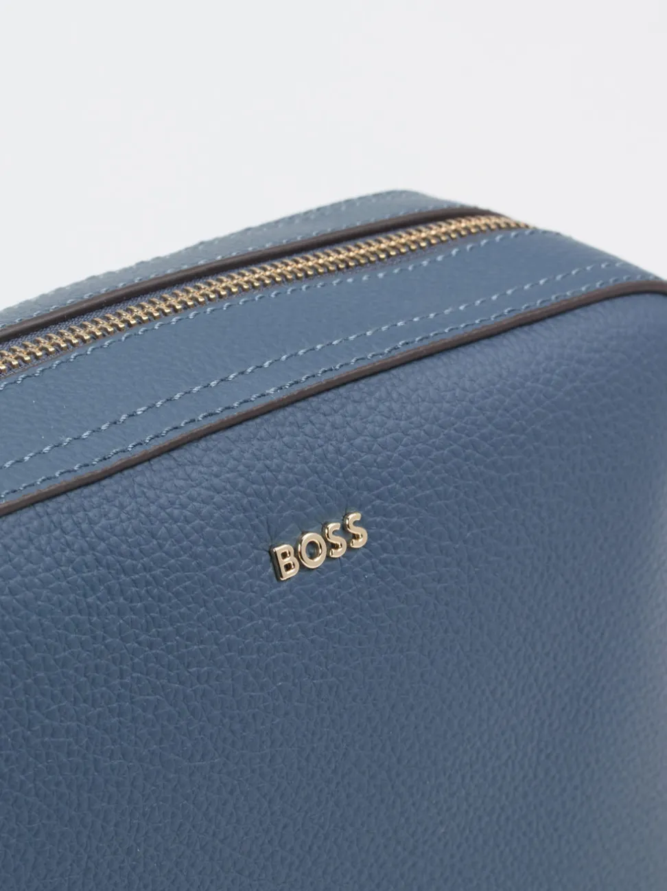 Boss – Umhängetasche aus Leder in Jeansblau