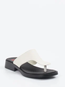Camper – Zehentrenner-Sandalen aus Kalbleder cremeweiß