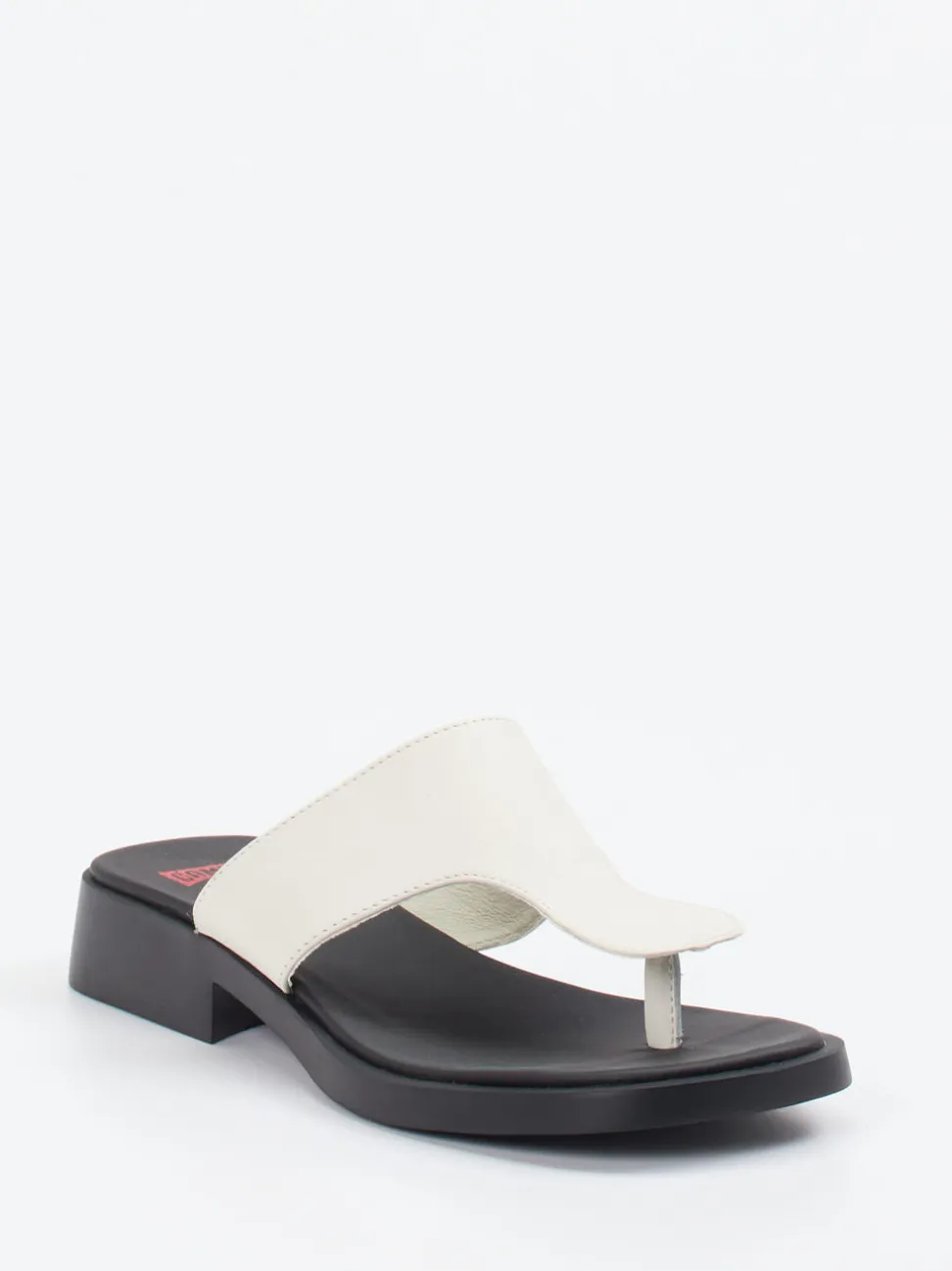 Camper – Zehentrenner-Sandalen aus Kalbleder cremeweiß