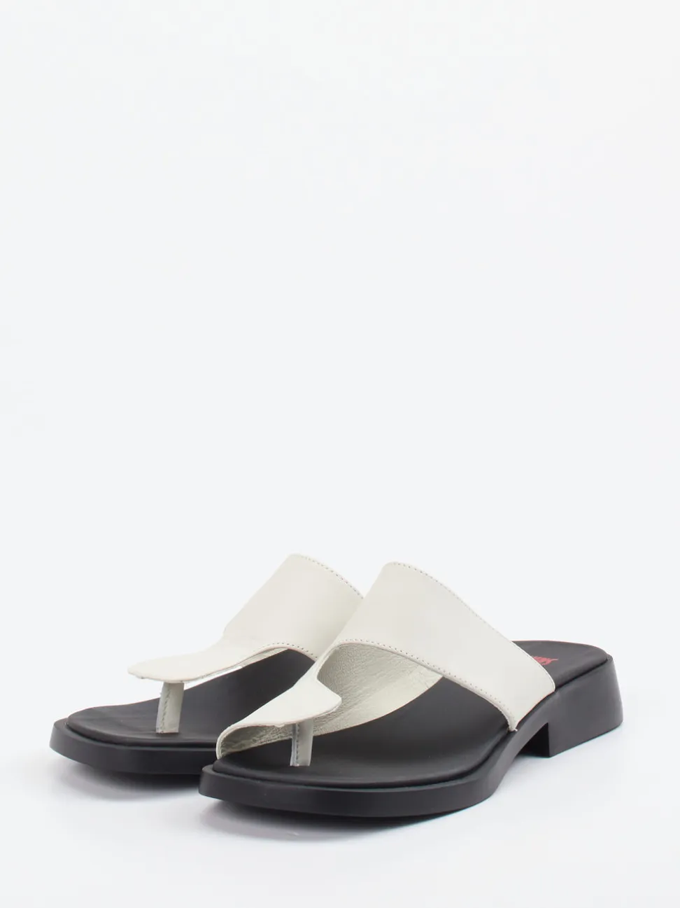 Camper – Zehentrenner-Sandalen aus Kalbleder cremeweiß