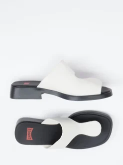 Camper – Zehentrenner-Sandalen aus Kalbleder cremeweiß