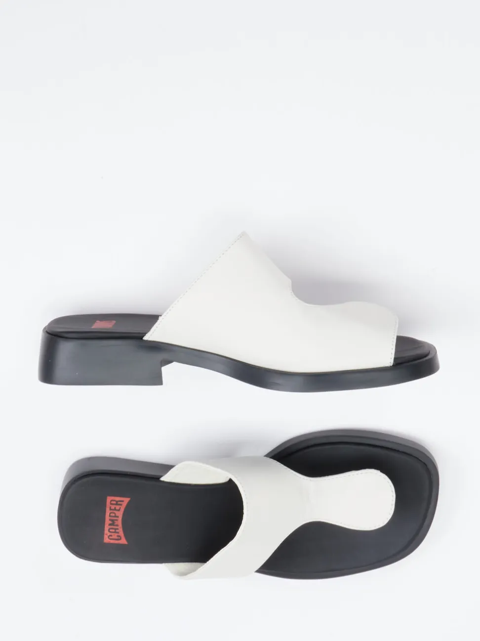 Camper – Zehentrenner-Sandalen aus Kalbleder cremeweiß