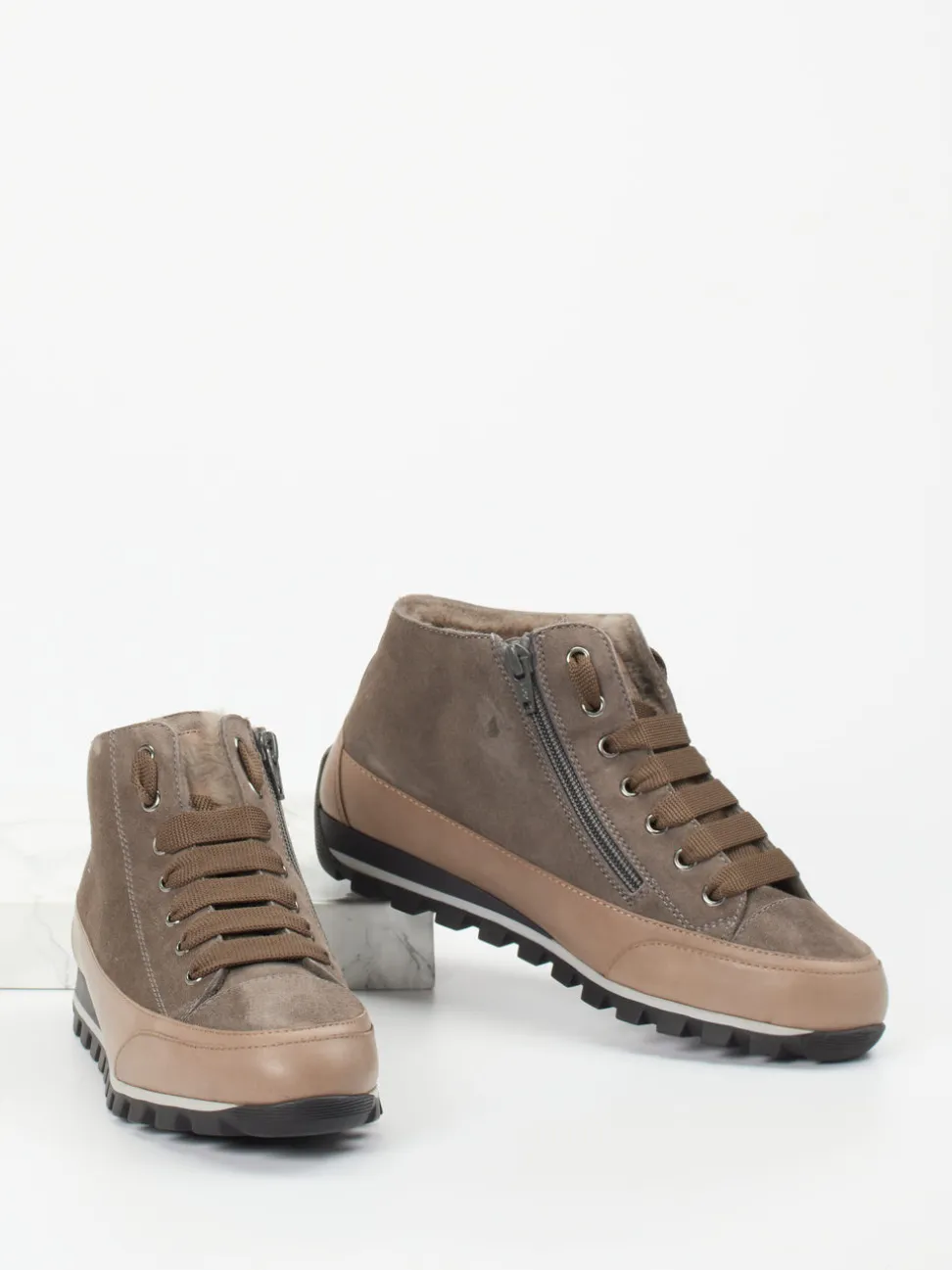 Candice Cooper – Schnürboots aus Nubukleder taupefarben