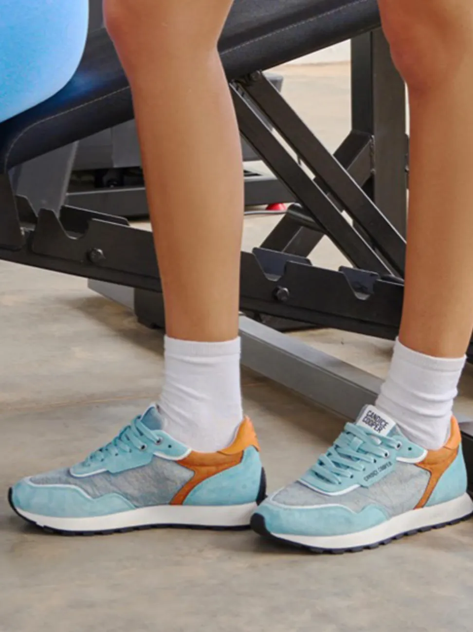 Candice Cooper – Sneaker aus Veloursleder hellblau