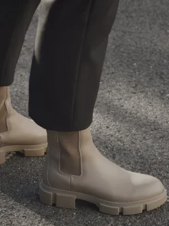 Copenhagen – Chelsea Boots aus Kalbleder in Taupe