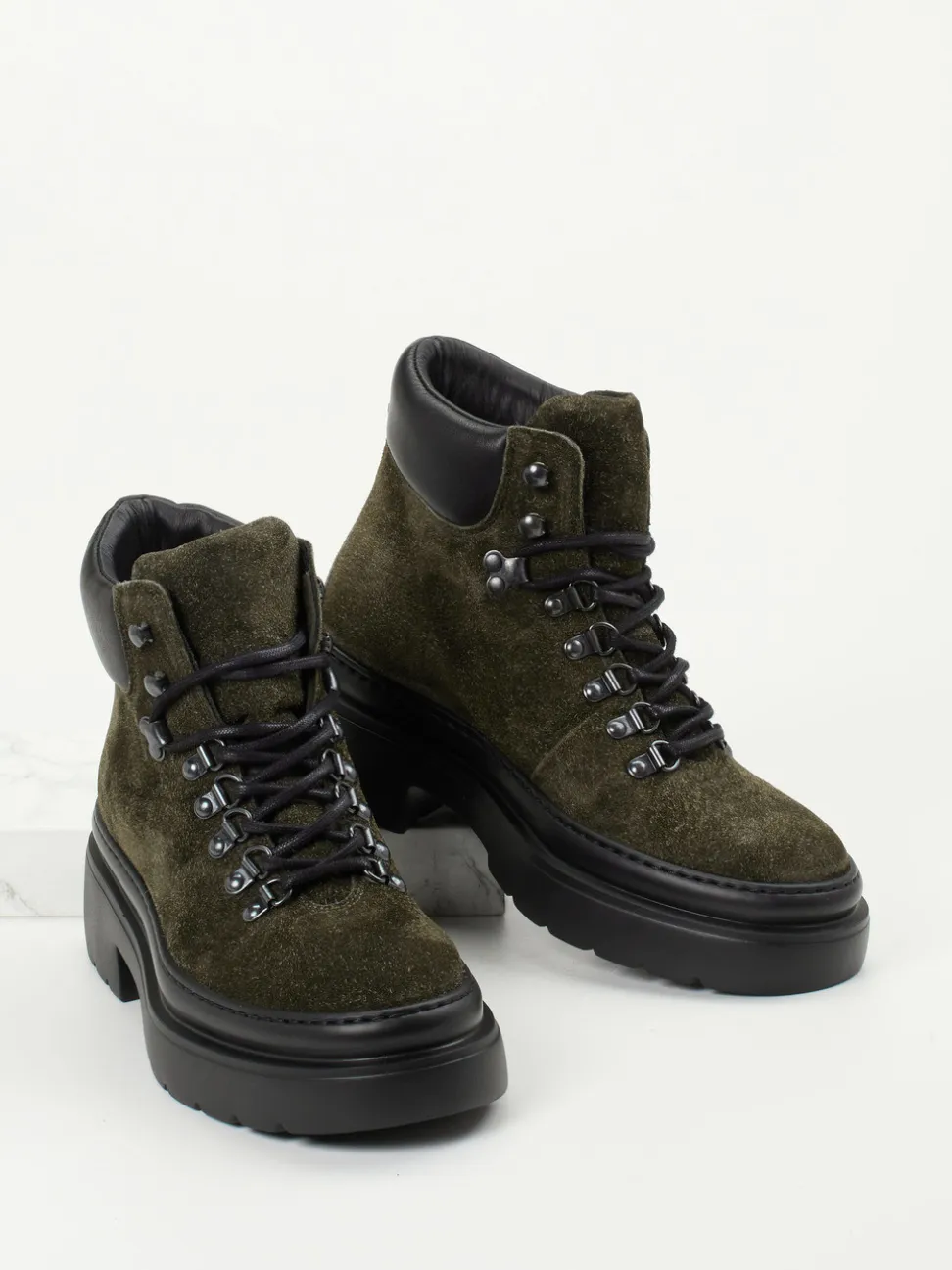 Copenhagen – Schnürboots aus Veloursleder Olivgrün