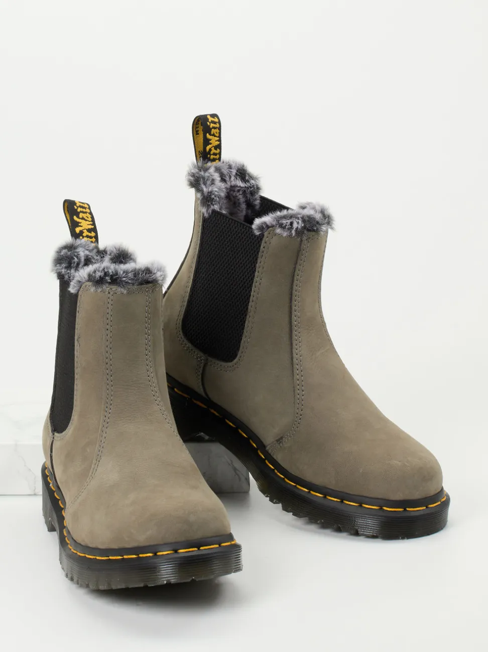 Dr. Martens – Chelsea Boots aus Nubukleder grau