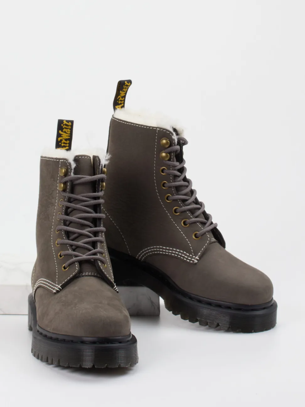 Dr. Martens – Schnürboots aus Kalbleder in Grau