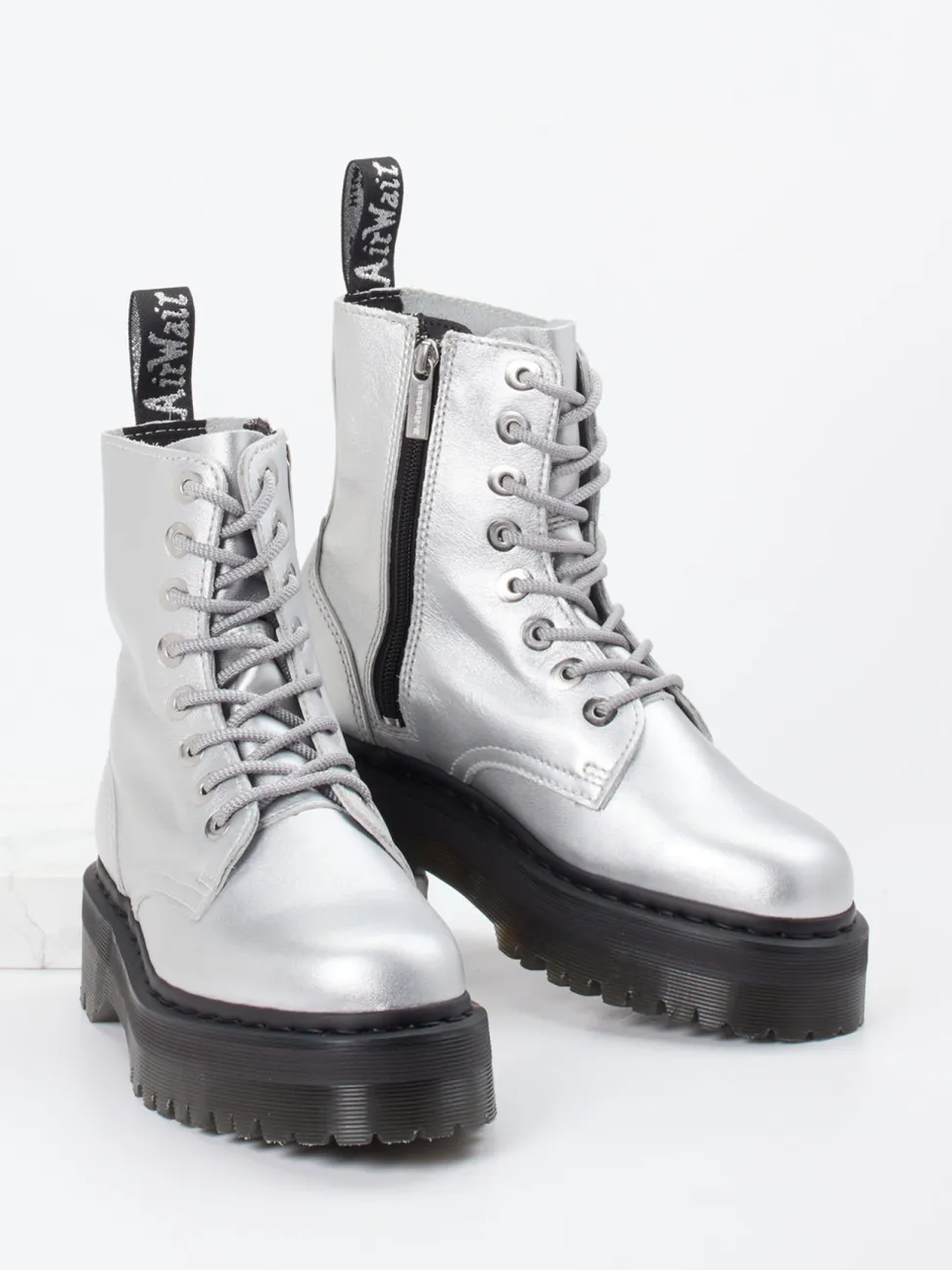 Dr. Martens – Schnürboots aus Metallicleder Silber