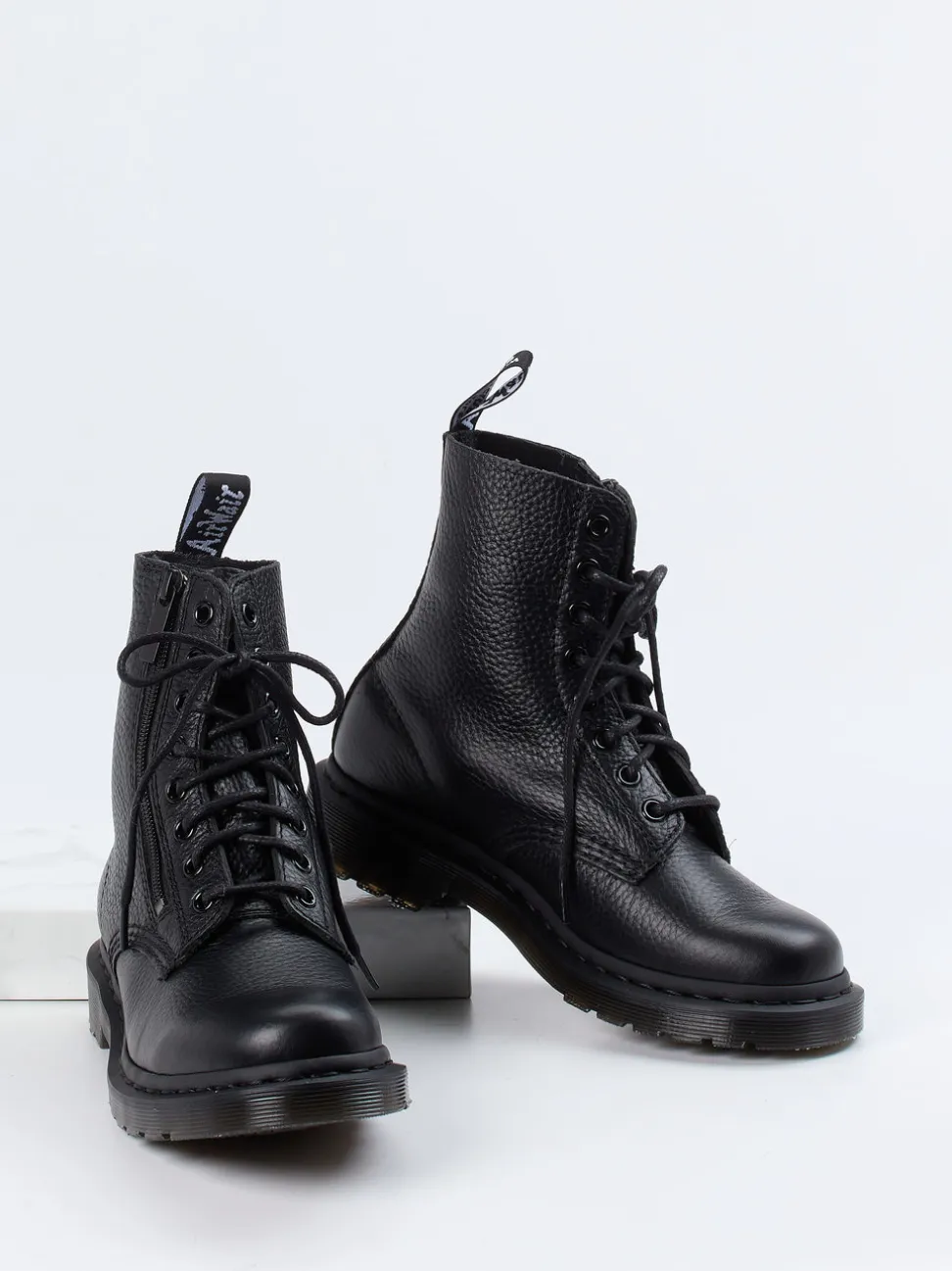 Dr. Martens – Schnürboots aus Kalbleder schwarz