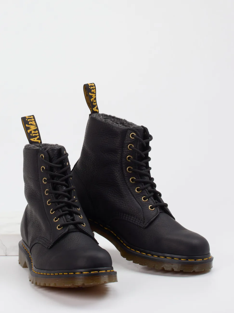 Dr. Martens – Schnürboots aus Fettleder Schwarz