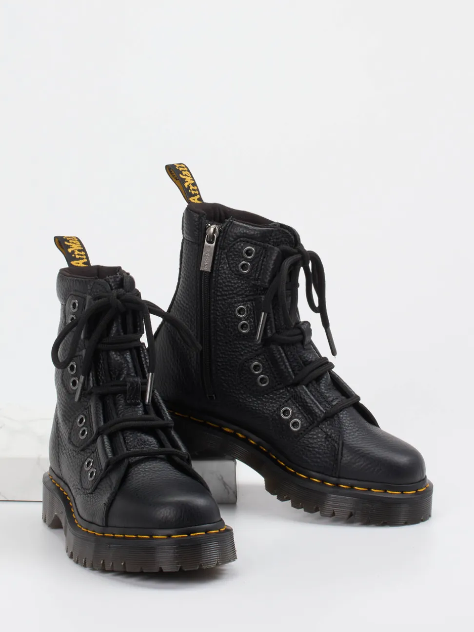 Dr. Martens – Schnürboots aus Kalbleder Schwarz
