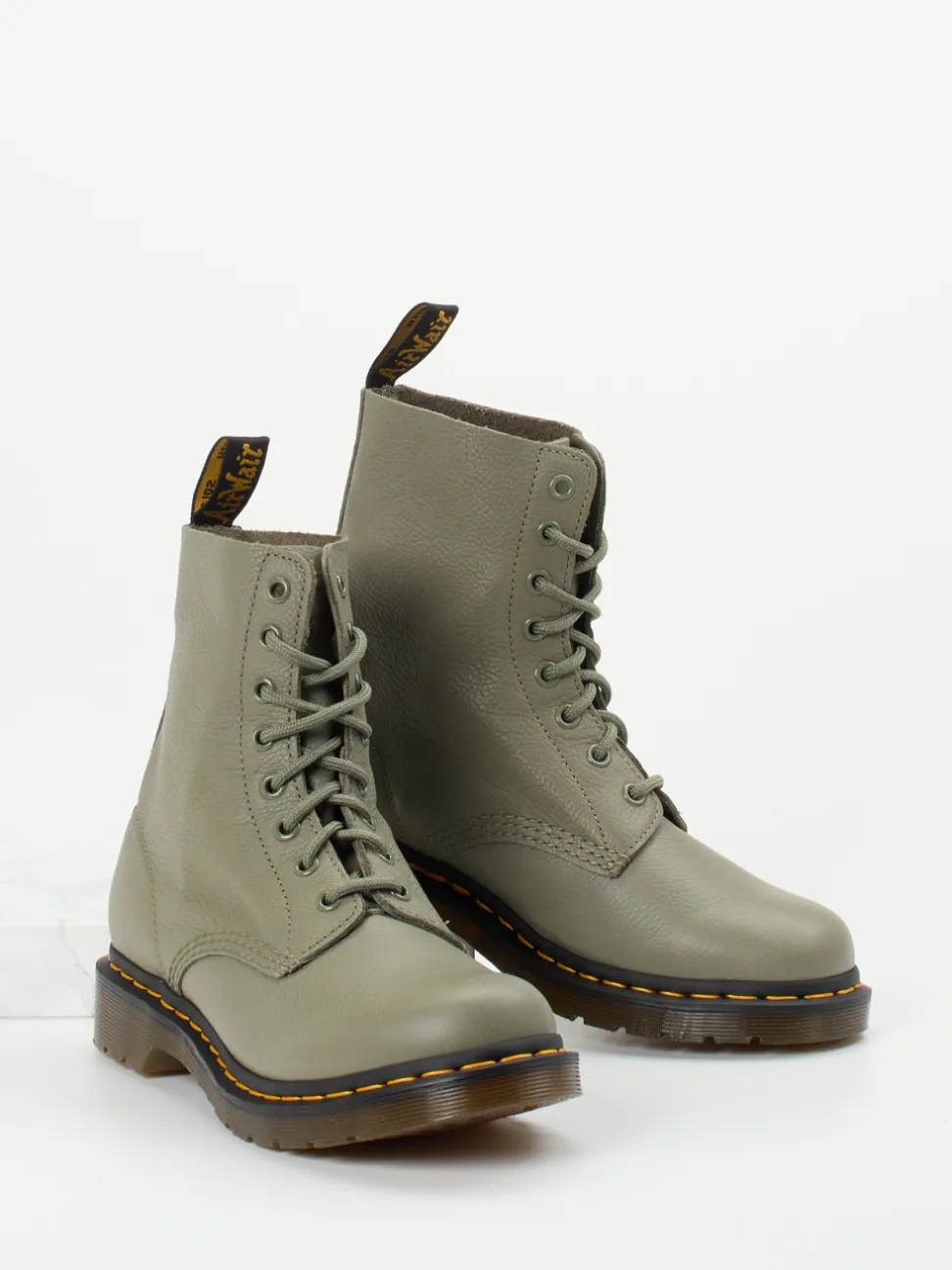 Dr. Martens – Schnürboots aus Kalbleder Salbeigrün